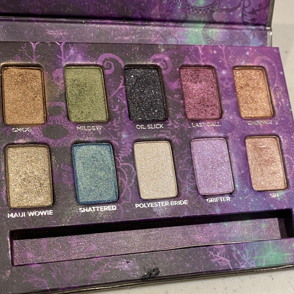 Urban Decay Eyeshadow Palette - Bold and Shimmering Hues bonus black liner - Picture 4 of 6